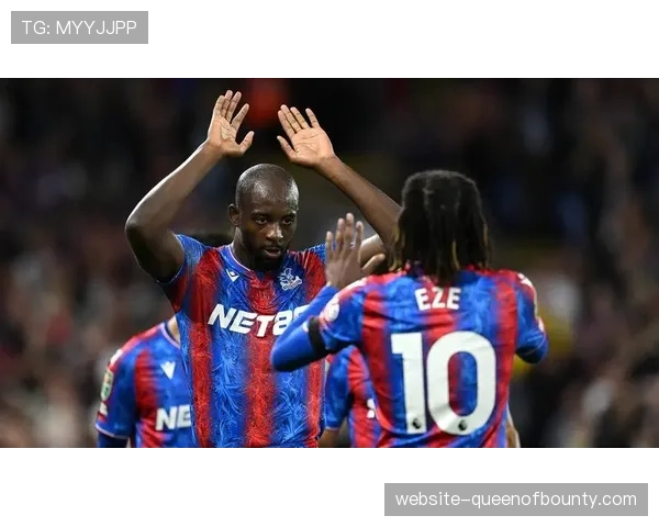 特写：水晶宫后卫安德森在门线解围后，立即发动60码长传策动反击